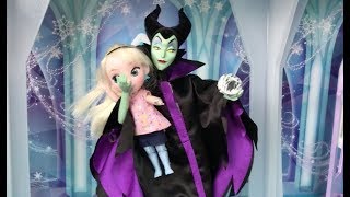 ¡Elsa vs la Maléfica! ¡La Elsa pequeña de Frozen es secuestrada por la Maléfica! En Español