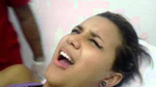 Colocando piercing no lábio inferior .