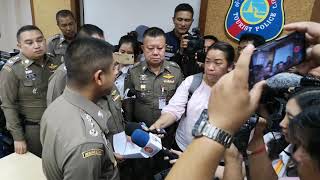 "บิ๊กโจ๊กแถลงข่าว" จับกุมพ่อชาวจอร์แดนผลักลูกน้อยพร้อมรถเข็นลงทะเล