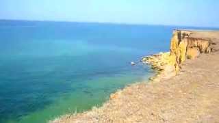 Великолепный вид западного побережья Крыма - поселок Кача,  Черное море, горы, пляж