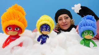 Die Pyjamahelden füttern die Tiere. PJ Masks Toys.