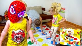 Играем в Твистер ЧЕЛЛЕНДЖ и маленький Даня дома играем Twister сhallenge with children