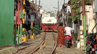Extrime...!!! Kereta Api Blusukan Melewati Rumah Warga