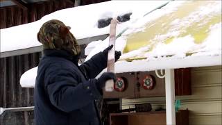 Как очистить крышу от снега снизу