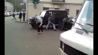 Ну и драка -  один четверым навалял!!!