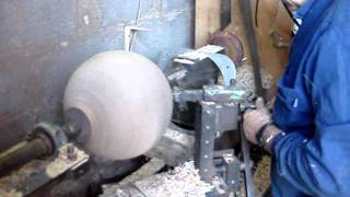 Torneado de una bola de madera en Puentedey (Merindad de Valdeporres). Las Merindades (Burgos).