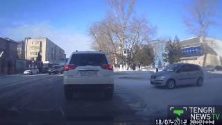 Наезд на пешеходов в Костанае сняла камера видеорегистратора