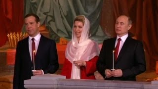 Владимир Путин ва Дмитрий Медведев бо ҳамсараш дар ибодати Иди Пок