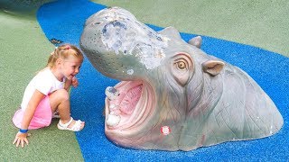 Настя в зоопарке кормит животных и играет на детской площадке