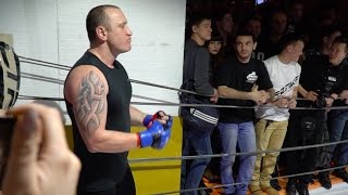 Мужик из ночного клуба вышел против Тайского Боксера