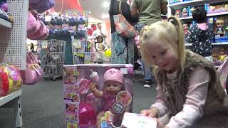 Ева выберает себе куклу Baby Born в магазине. Eva is buying new doll Baby Born.