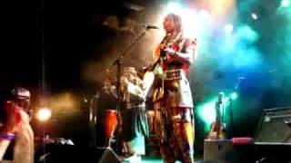 Nuru Kane en concert à Paris.