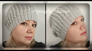 Женская шапка объемным узором, вязание спицами