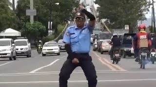Танцующие полицейские со всего мира !