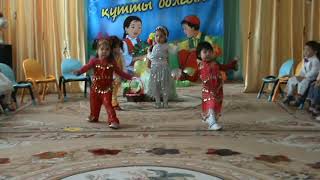 Дети танцуют восточный танец в детском саду родителям на 8 марта. Младшая группа.