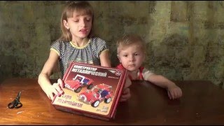Распаковываем игрушки. Собираем железный конструктор Ретро автомобили
