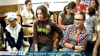 У Коломиї чоловік вчив жінок зав'язувати хустину