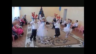 Фрагмент с новогоднего праздника Танец  Три белых коня 1 А класс