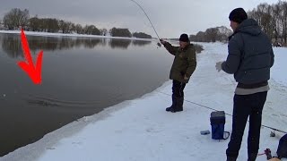Игорь! Я таких даже не видел! Он огромный! Рыбалка зимой на спиннинг