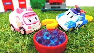Amber hilft den Spielzeugautos. Robocar Poli Videos auf Deutsch.