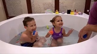 Мистер Макс и Мисс Кейти в БАСEЙНE с ИГРУШКАМИ Новые Видео Макса и Кати