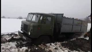 ГАЗ 66 Шишига в грязи и снегу буксует  на поле втягиваем груженый ГАЗ 66