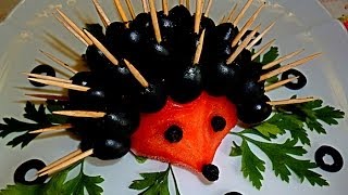 Ежик из помидора и маслин. Украшения из овощей. Hedgehog of tomato.Decoration tomato.