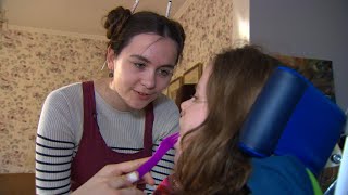 Annabel (17) maakt zich vaak zorgen om haar gehandicapte zusje