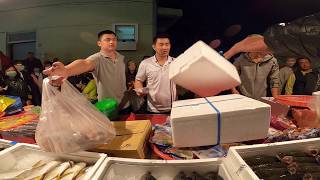 0211-8老闆跟客人吵起來了  大哥好狠阿 說要割又廷哥的下巴 說真的沒仔細看還以為老闆跟客人在玩家勒 哈哈哈 嘉義趙又廷海鮮拍賣109年星期二彰化社頭芭樂夜市080135