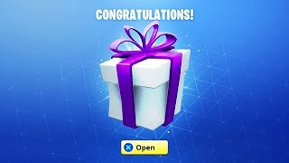 OPENING A FREE GIFT BOX IN FORTNITE! (What's Inside?)