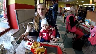Поход в Макдональдс мама, папа, дочка! Going to McDonald's mom, dad, daughter!