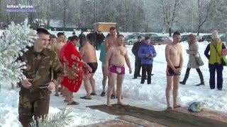 Жители Барановичей отметили Крещение купанием в проруби