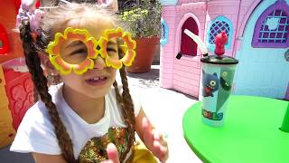 Las Ratitas juegan en el jardín y con el tobogan inflable
