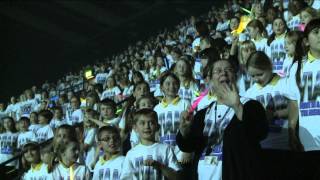 5000 children sing - Bruno Mars' Count on Me