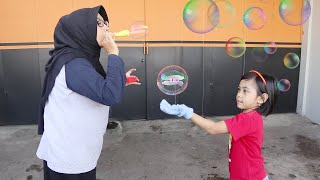 Serunya Nangkap Bubble dengan Menggunakan Kaos Tangan Ajaib