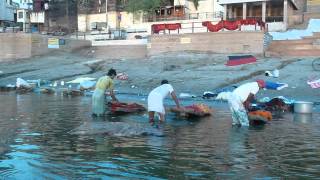 Стирка в Ганге, Варанаси, Индия. Washing in the Ganges. Varanasi. India