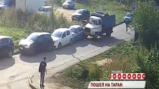 ВИДЕО: Мусоровоз протаранил три авто во Фрунзенском районе