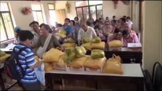 Hội người mù TP biên Hoà nhận những phần quà từ Thầy Thích Tâm Huệ TT Chùa Pháp Hoa