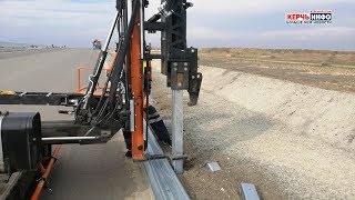 Монтаж барьерного ограждения на трассе «Таврида»