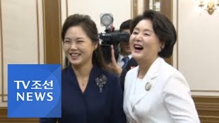 흰색·남색 투피스 입은 김정숙-리설주 '음악' 친교활동