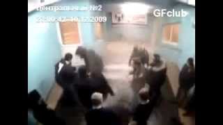 Тренер по боксу ушатал гопников в подъезде