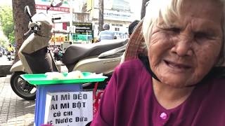 Bà lão mù hai mắt, 63 năm bán vé số mưu sinh