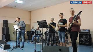 В Клинцах прошел концерт группы «Бабушкин ковёр»