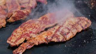 Серж Маркович готовит говяжий салат на Fantastic Grill Везувий "Легенда"