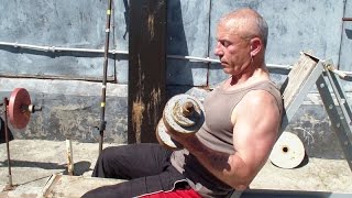 Подъем гантелей на бицепс сидя