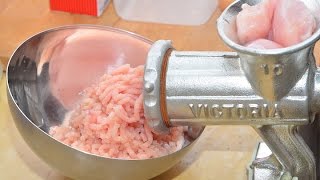 Как правильно пропустить мясо через мясорубку / мастер-класс от шеф-повара / Илья Лазерсон