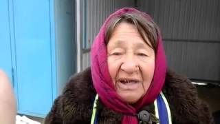 Бабка рыбу продаёт