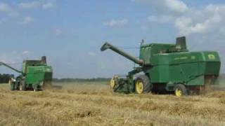 John Deere 430 en John Deere 630 combines in Flevoland