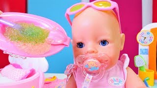 Oyuncak bebek ile sabah hazırlıkları yapıyoruz. Bebek bakma oyunu