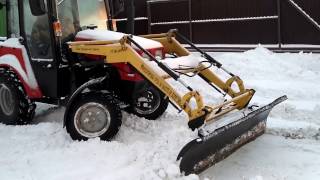 Уборка снега фронтальным погрузчиком мтз 320 4